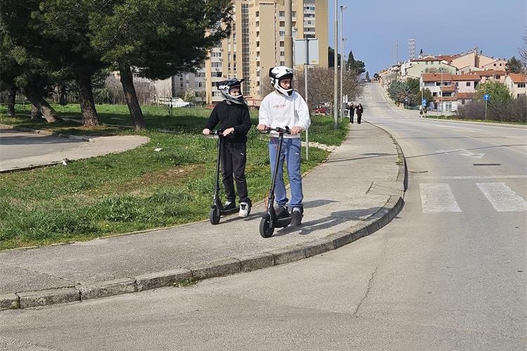Slika /2026/romobil djeca s kacigama.jpg